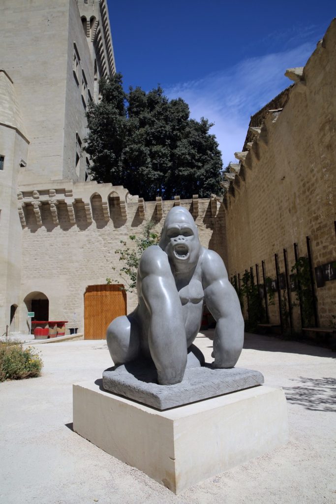sculpture gorille exposition palais des papes Avignon
