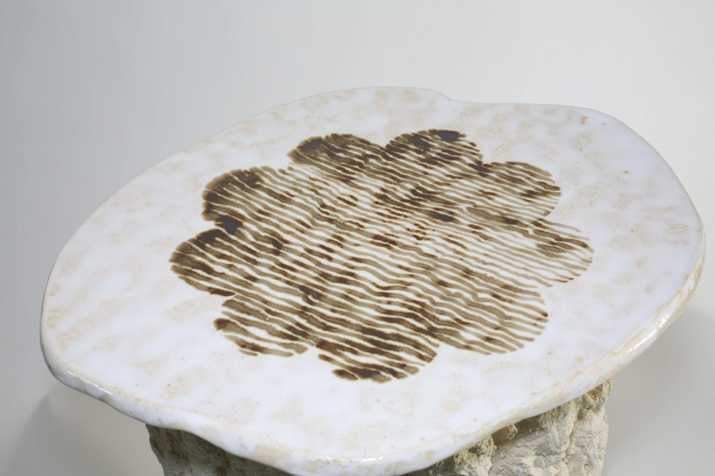 Des bouts de canapé en céramique qui peuvent servir de tables d'appoint