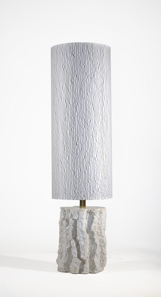 La matière de ces lampes en céramique est inspirée de l'écorce des arbres.