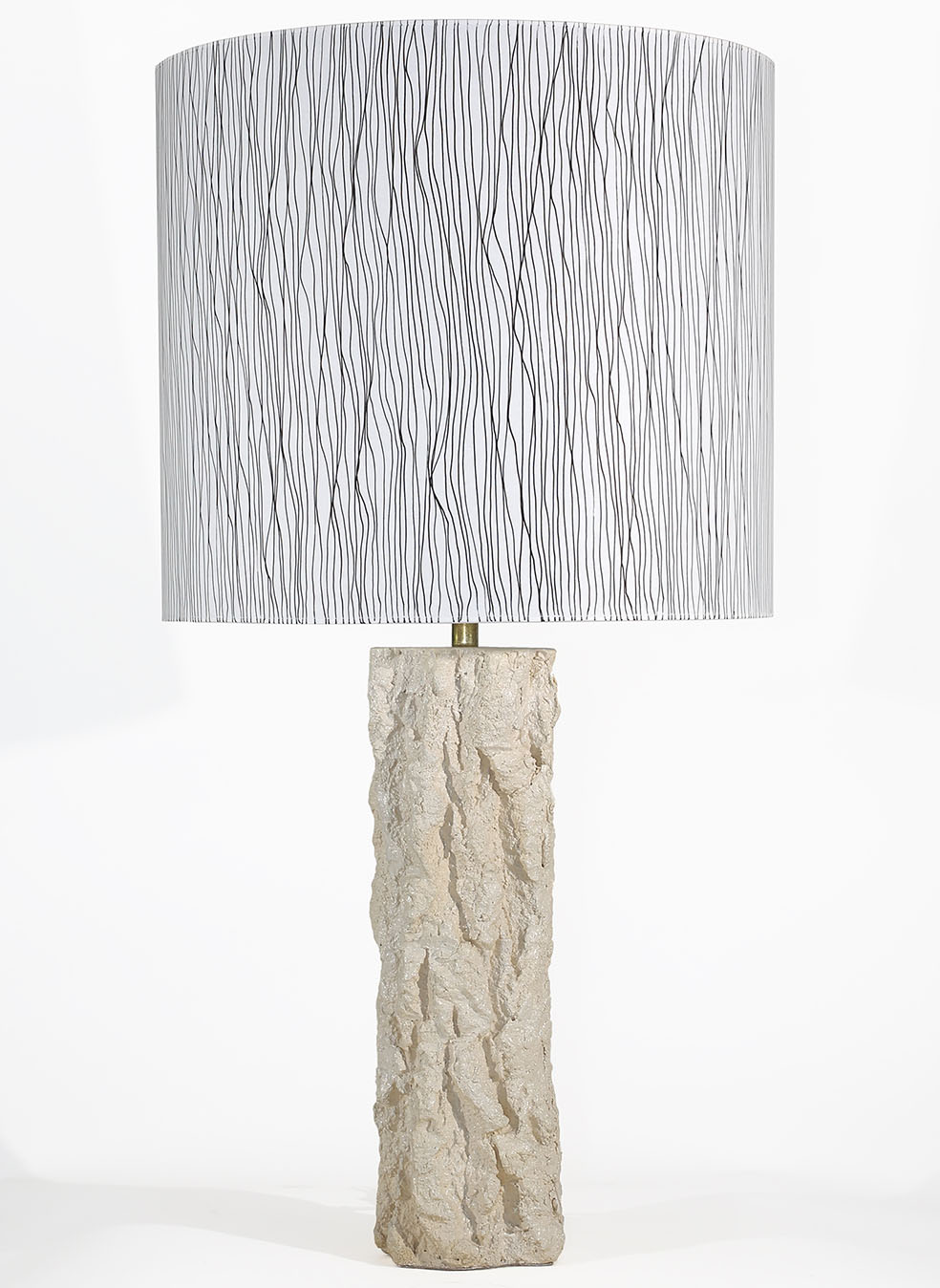 La matière de ces lampes en céramique est inspirée de l'écorce des arbres.