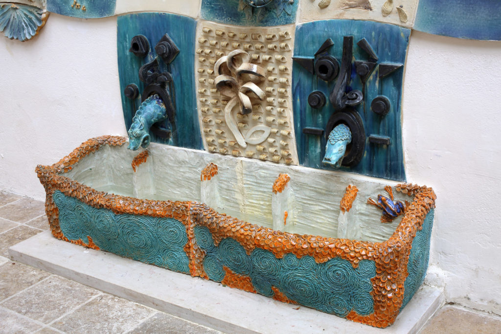 Une fontaine en céramique qui fait dialoguer l'art et la nature