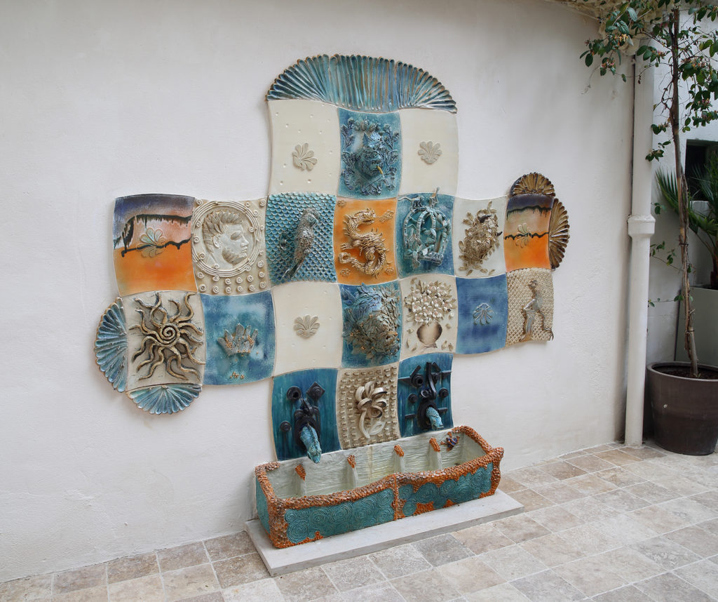 Une fontaine en céramique qui fait dialoguer l'art et la nature